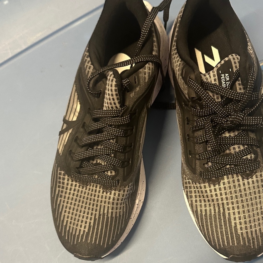 Nike Pegasus 39 black and white. No box